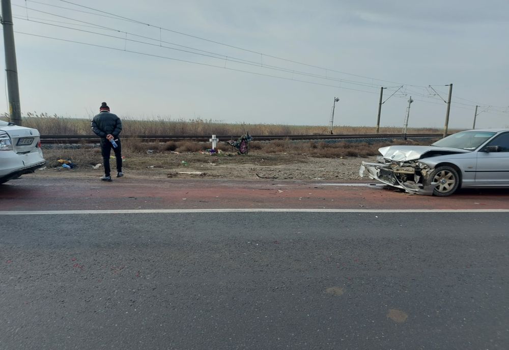 Foto: Coliziune între două autoturisme conduse de brăileni pe DN2B, în localitatea Bâlhacu, județul Buzău