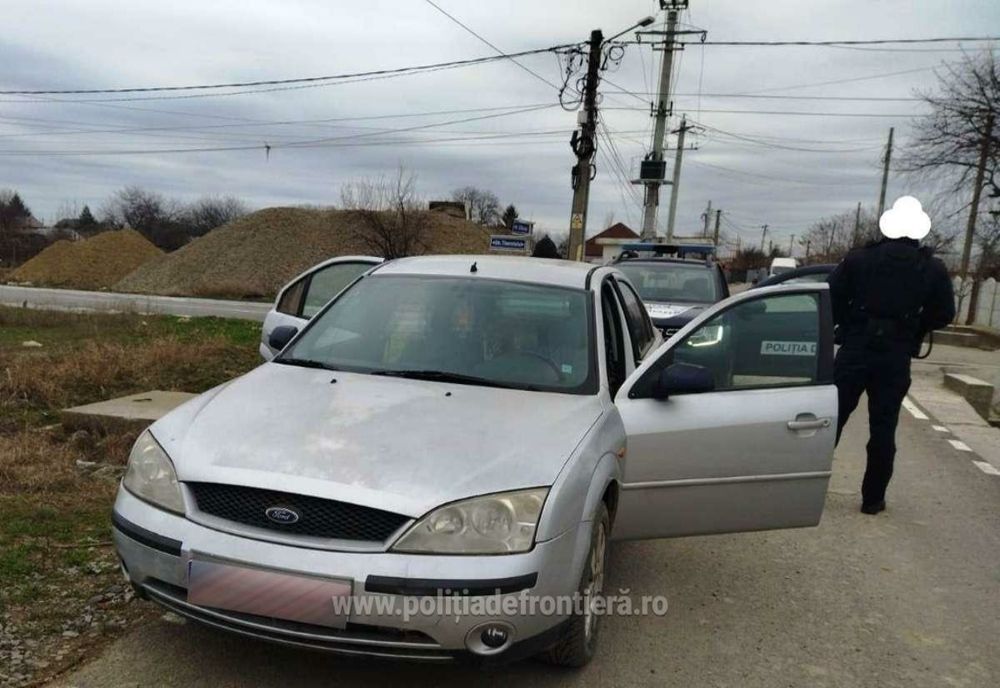 Fără autorizare atât șoferul, cât și autoturismul