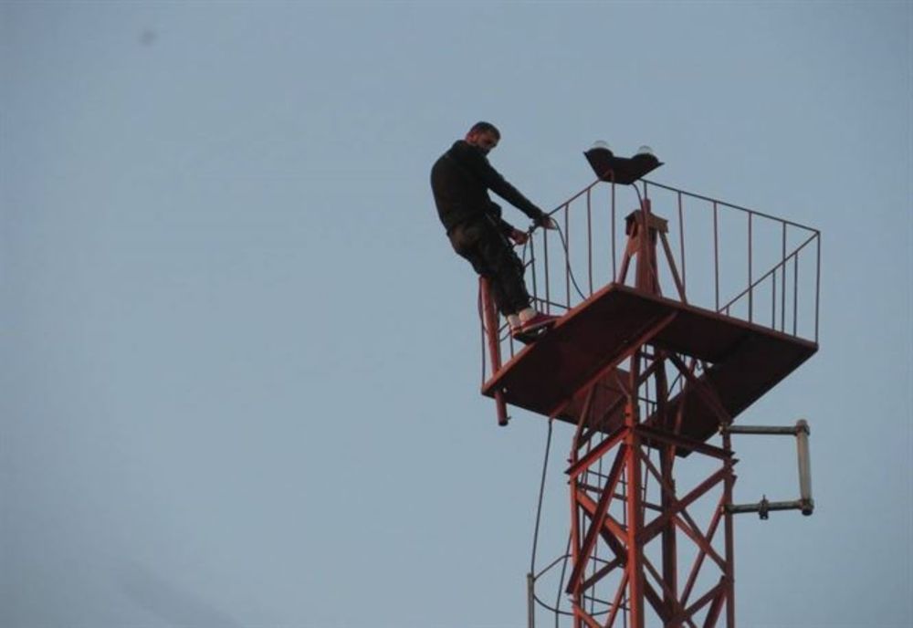 Un brăilean de 36 de ani, cu probleme psihice, a amenințat că se aruncă de pe un stâlp al unei antene dezafectate din zona Piața Mare