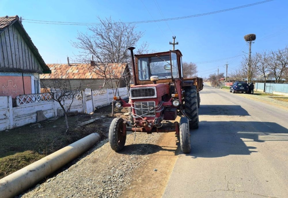Conducea un tractor cu remorcă fără numere de înmatriculare