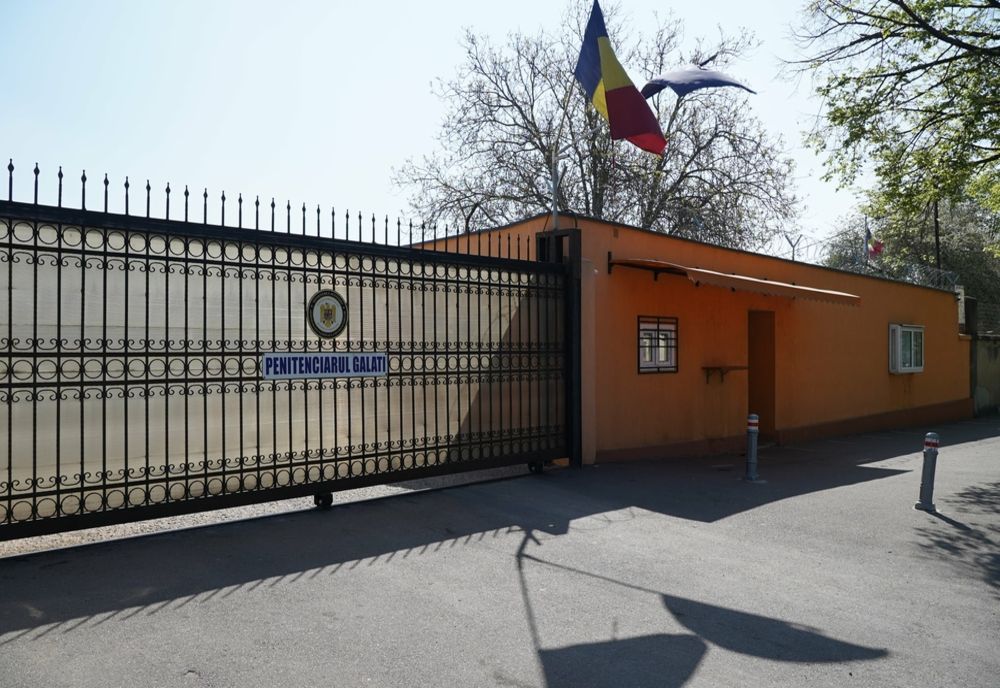 Condamnat pentru înșelăciune, dus de polițiști în penitenciar