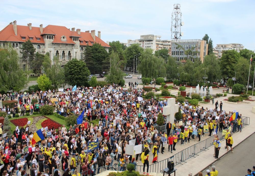 Protest al sindicaliștilor din învățământul brăilean în fața sediului Palatului Administrativ