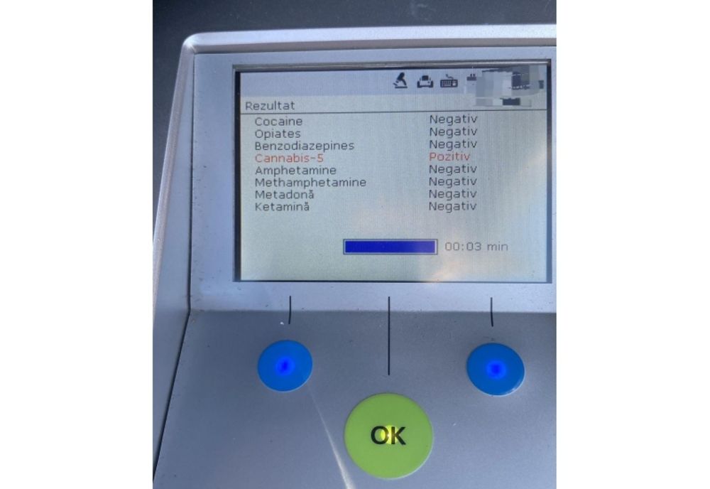 Un tânăr de 18 ani depistat la volan sub influența substanțelor psihoactive. În portbagaj avea un topor, iar unul dintre pasageri avea asupra sa un box metalic