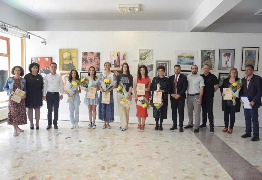La Concursul Național de Pictură şi Grafică „Vespasian Lungu” s-au acordat, în total, 29 de premii, menţiuni, menţiuni speciale, precum şi premii speciale