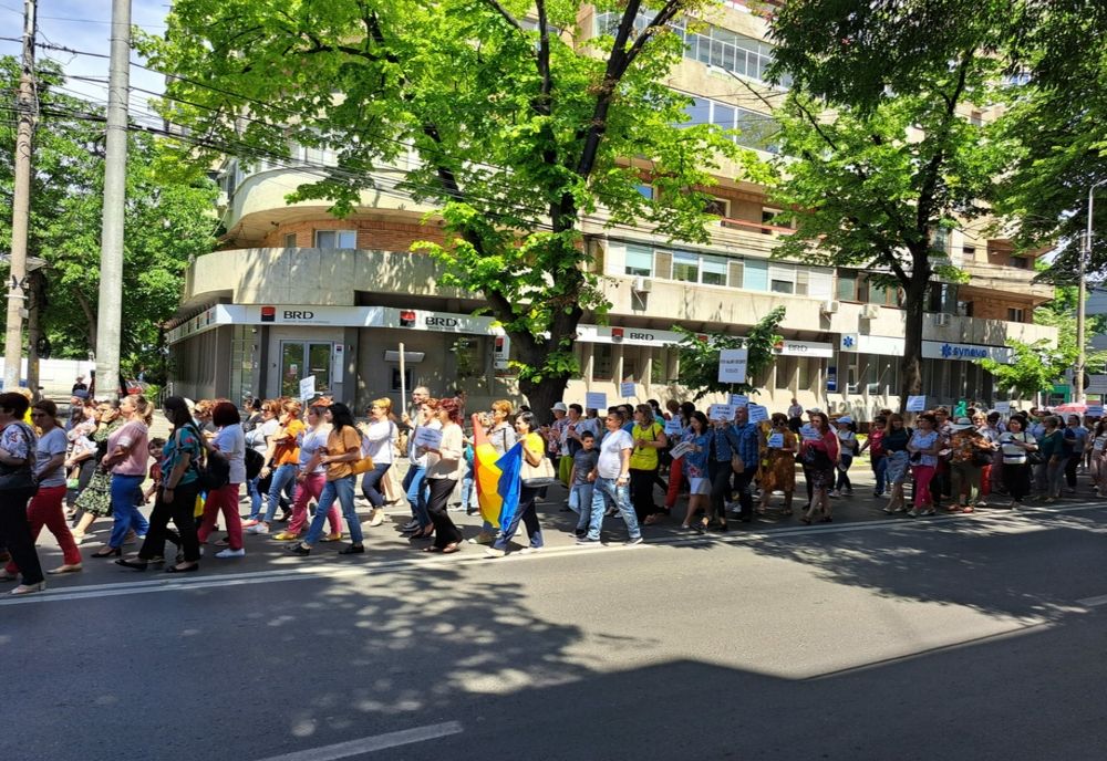 Video: Aproximativ 2000 de persoane au participat astăzi, la Brăila, la marșul de protest organizat de Sindicatul Învăţământ Brăila "Corneliu Gheorghe Carinca"