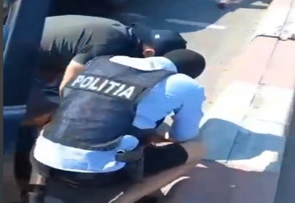 Brăileni reținuți pentru comiterea de furturi din buzunare și poșete în mijloacele de transport din Galați