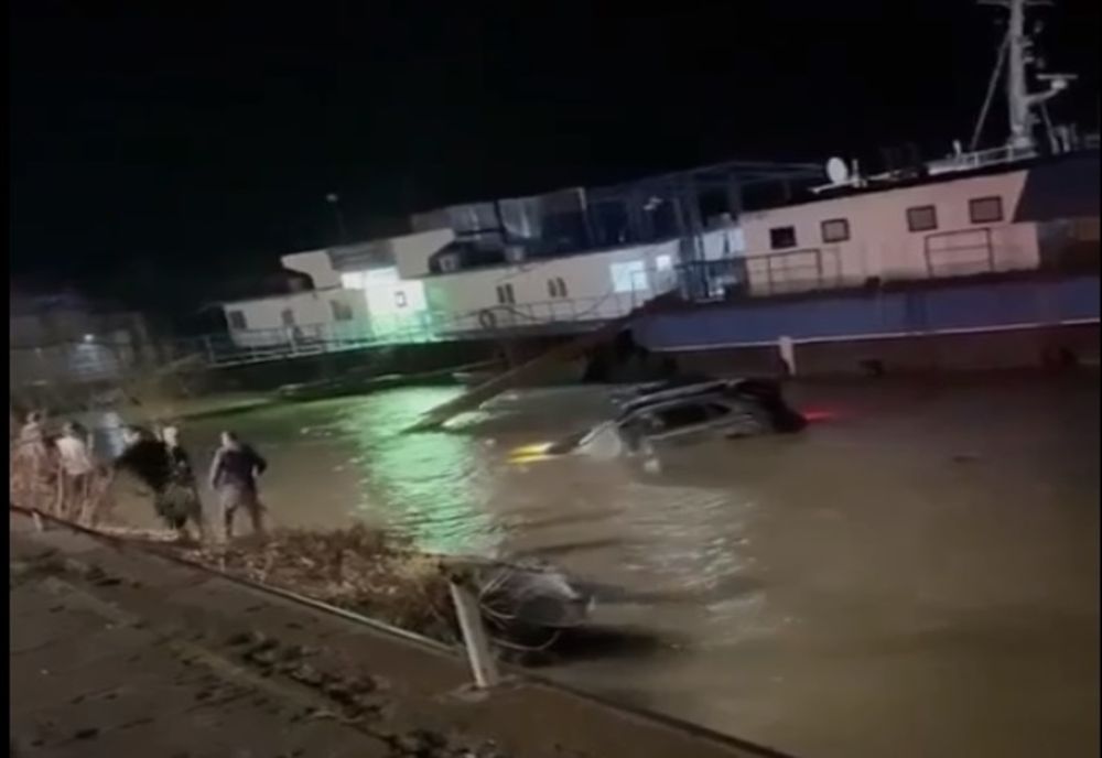 Un tânăr de 18 ani, fără permis de conducere, a căzut cu mașina în Dunăre