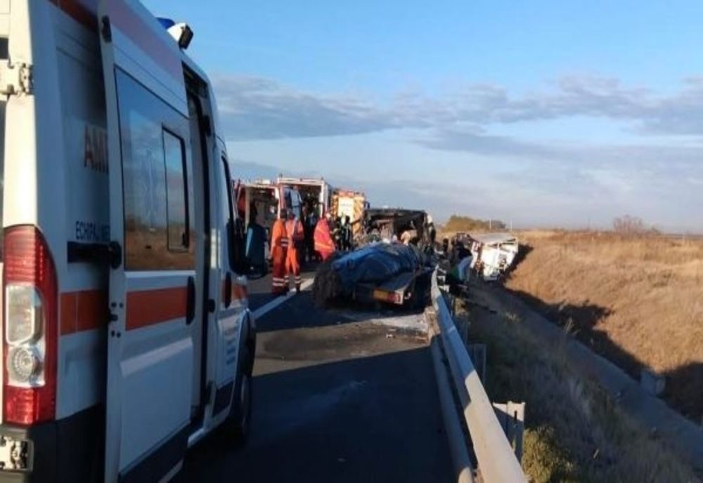 ACCIDENT GRAV ȘI TRAFIC OPRIT PE AUTOSTRADA A1 DEVA - NĂDLAC. CINCI PERSOANE, RĂNITE DUPĂ CIOCNIREA DINTRE UN AUTOTREN ȘI UN AUTOTURISM 8+1