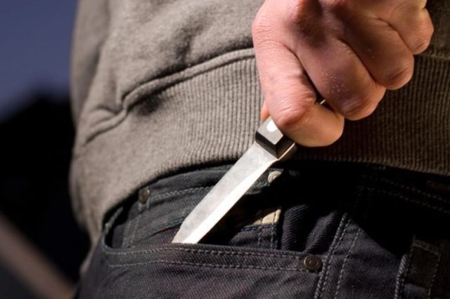 Incident șocant în județul Brăila. Un bărbat a fost atacat în plină stradă de un individ înarmat cu un cuțit