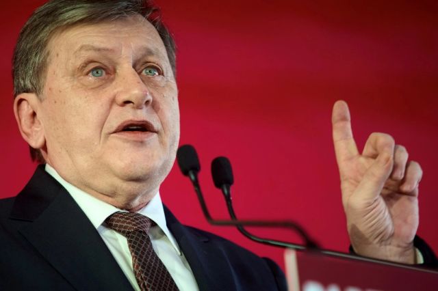 Crin Antonescu, atac dur la adresa PNL după căderea Guvernului Bolojan: „Deceniul Iohannis a desfigurat partidul ideologic. Riscă să rămână doar în cartea de istorie”