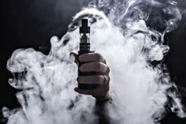 Țigările electronice și vape-urile, mai aproape de interdicție în spațiile publice. Proiectul a trecut de Senat