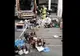 VIDEO | Pachete trimise de români în Franța, controlate la sânge. Alimentele, aruncate la gunoi