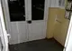 Un bărbat nervos a spart geamurile ușii de acces în scara unui bloc din municipiul brăila