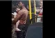 Un copil plânge și se zbate în brațele unui bărbat