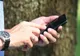 I-a sustras telefonul din mână unui tânăr, iar când a fost prins de polițiștii locali a aruncat telefonul