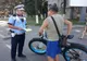 Acțiuni ale polițiștilor de conștientizare a purtării vestei reflectorizante de conducătorii de trotinete electrice 