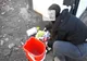 11 persoane surprinse în timp ce aruncau tot felul de deșeuri pe domeniul public