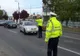 Singur în mașină, s-a mutat pe scaunul din dreapta după ce a fost oprit în trafic de polițiști