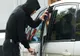 Un tânăr de 22 de ani este cercetat pentru mai multe furturi din autoturisme