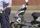 Un bărbat din Berteștii de Jos, arestat la domiciliu, găsit de polițiști plimbându-se cu mopedul prin sat