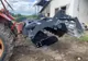 Un bărbat fără permis, care conducea un tractor cu disc agricol, a lovit și avariat o mașină parcată