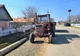 Conducea un tractor cu remorcă fără numere de înmatriculare