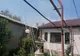 Video: Un incendiu pornit de la o lucrare la hidroizolația unei case a afectat patru locuințe învecinate