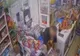 VIDEO  A pierdut la păcănele banii furați din magazin