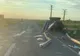 Video: A intrat cu autoutilitara în parapetul metalic de la pod și i s-a desprins caroseria apoi marfa s-a împrăștiat pe carosabil