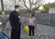 Pachete cu alimente neperisabile și alte daruri de suflet oferite de Parohia Viziru familiilor nevoiașe și vârstnicilor