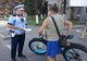 Acțiuni ale polițiștilor de conștientizare a purtării vestei reflectorizante de conducătorii de trotinete electrice 