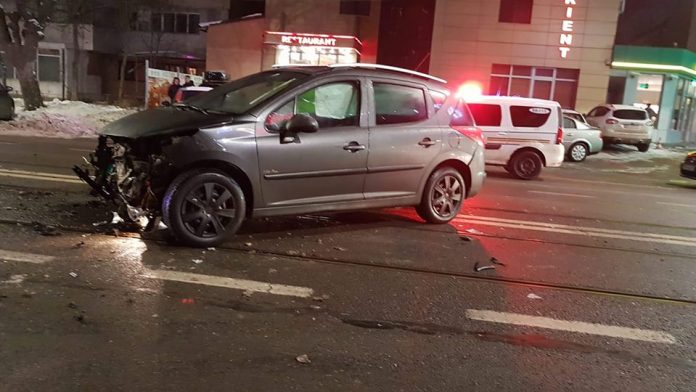 Trei autoturisme avariate și o persoană rănită, din cauza nesăbuinței unui tânăr șofer de 21 de ani