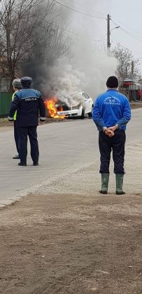 O mașină a luat foc în mers în comuna Viziru