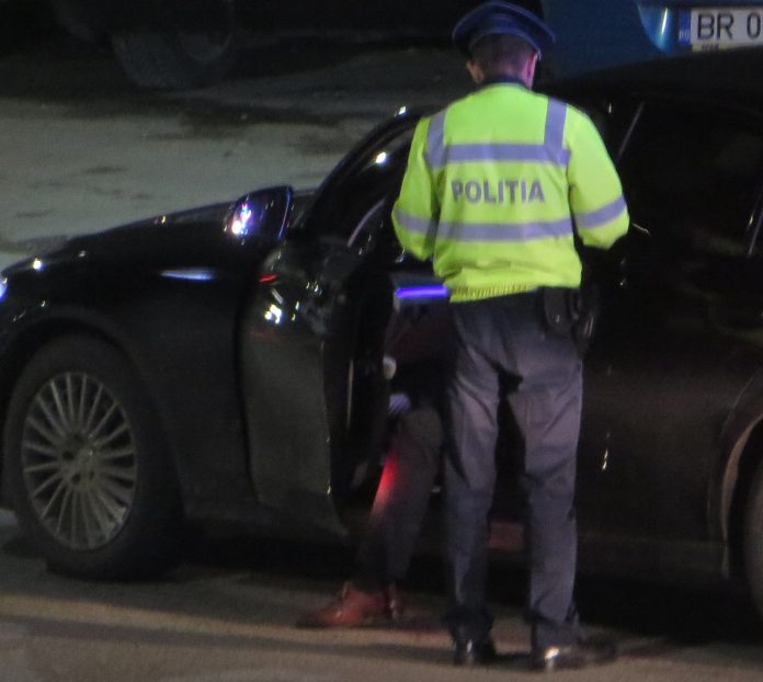 Polițiștii brăileni i-au depistat în trafic pe trei șoferi în timp ce conduceau mașinile, deși se aflau sub influenţa băuturilor alcoolice.