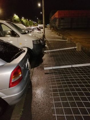 Furtuna a dărâmat un gard provizoriu peste mașinile parcate în zonă